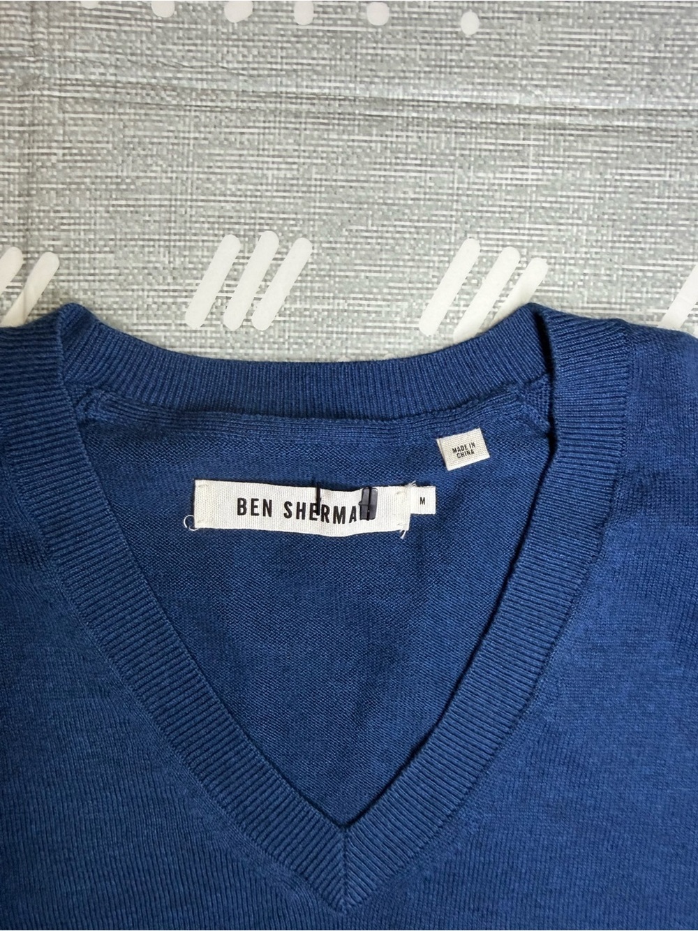 Ben Sherman Men's V-Neck Sweater in Deep Blue - Picture 4 of 10